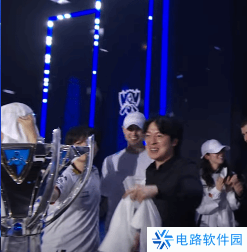 官方晒rekkless登领奖台捧杯照：分享五人组夺冠之喜